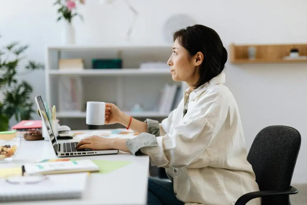 Woman wondering in front of the computer